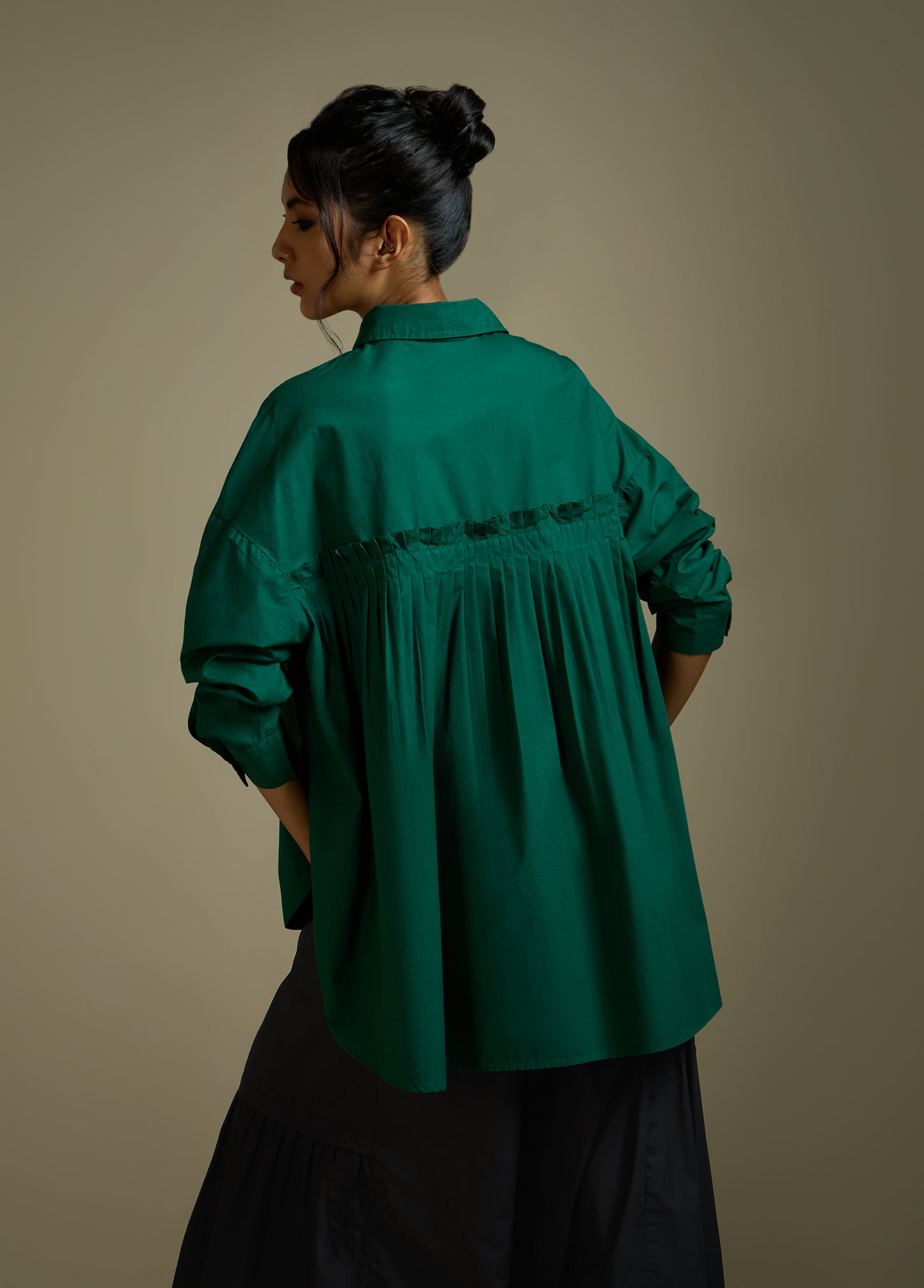 SHIRT WITH PLEATED BACK AND ELASTIC SLEEVE DETAIL