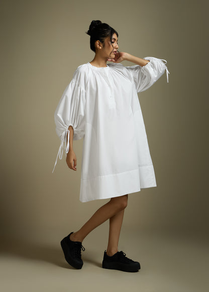 OVERSIZED DRESS WITH EXAGGERATED BALLOON SLEEVES