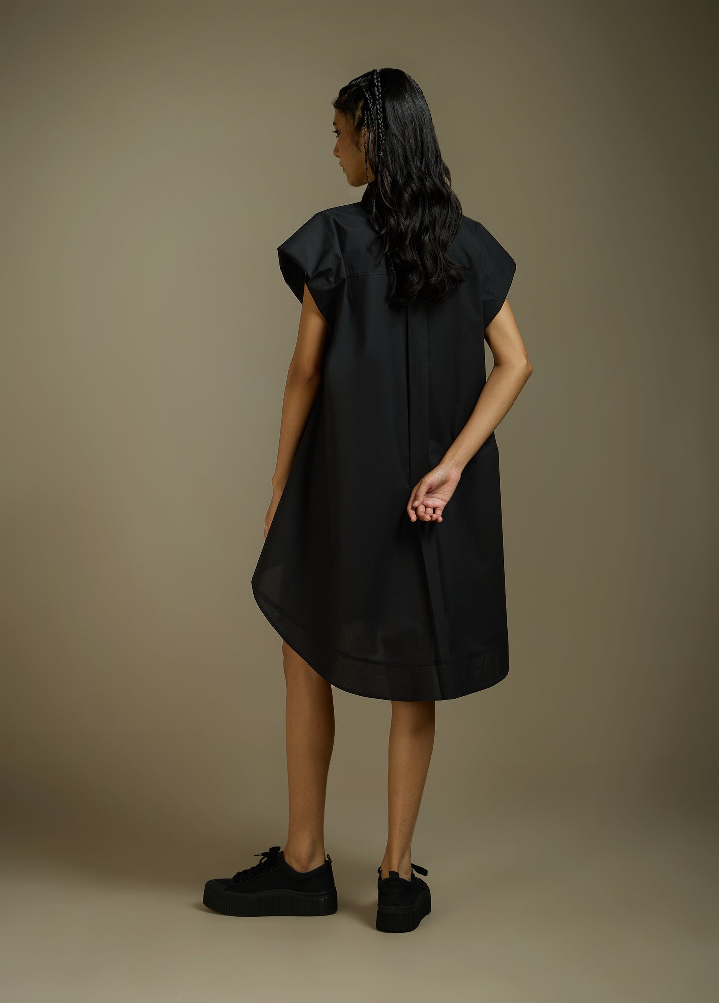 DRESS WITH EXAGGEREATED SHOULDERS