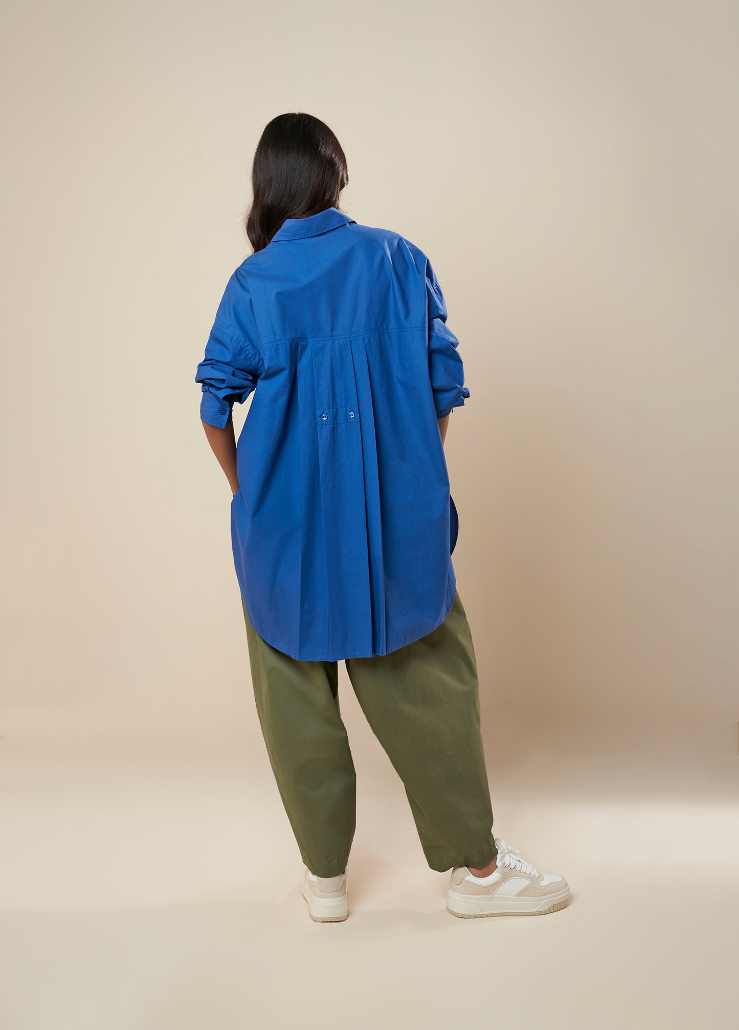 OVESHIRT WITH FRONT YOKE AND BACK BUTTON PLEAT DETAIL